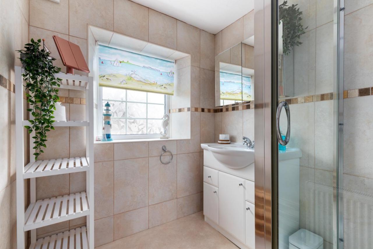 Ivydene - Beautiful Cottage, Stone Throw From Beach, Wonderful Sea Views サンダースフット エクステリア 写真